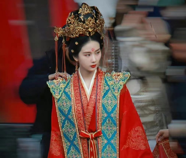 刘诗诗《一念关山》婚服造型好美!红衣梦回若曦,白衣气质出尘!