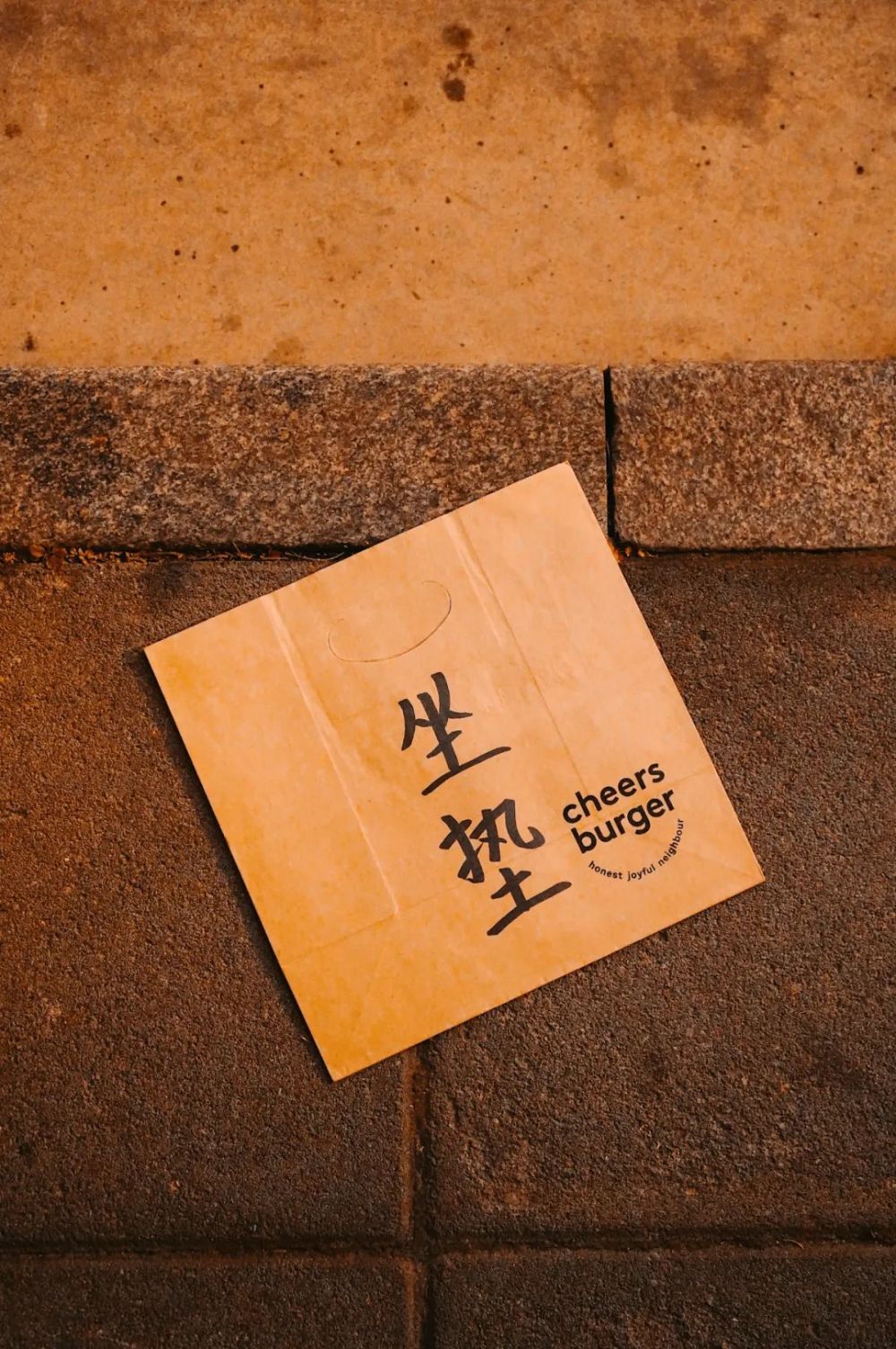 一家漢堡店引發的熱議，上海年輕人就喜歡坐馬路邊？廣東珠三角樞紐機場最新消息