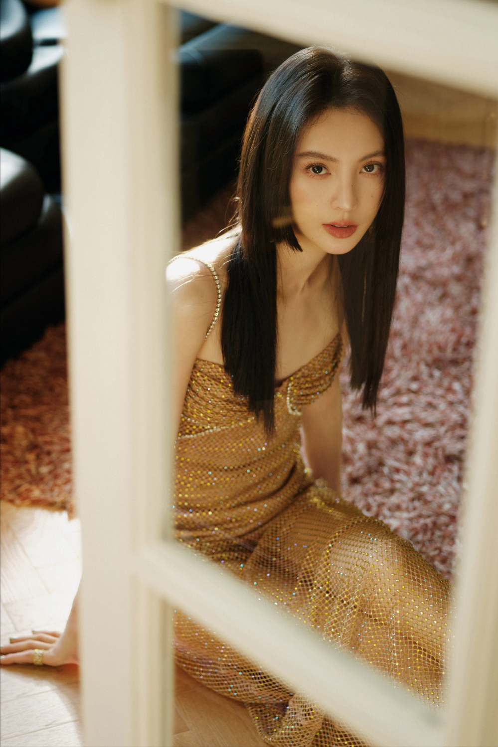 美貌洗礼!金晨一袭鎏金长裙秀魔鬼身姿,罕见公主切发型不同一般插图6