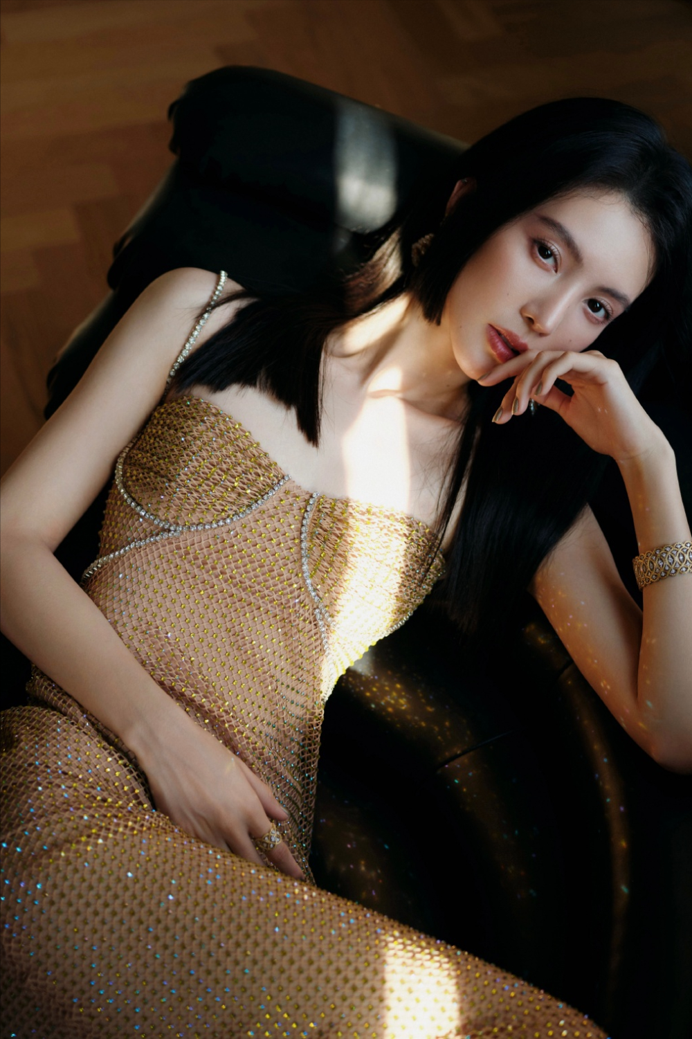 美貌洗礼!金晨一袭鎏金长裙秀魔鬼身姿,罕见公主切发型不同一般插图