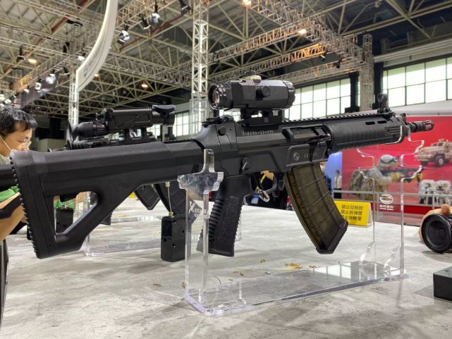 20式枪族亮相航展:基本采用5.8mm口径,含盖步冲机狙等班用枪械
