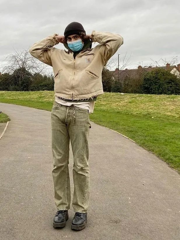 kanye 连穿一个月,中古 carhartt 爆火的下半年