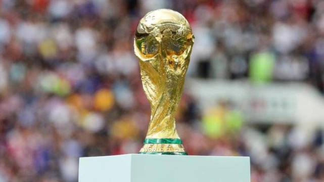 国足如何勇夺世界杯?踢不过没关系,咱买一个大力神杯!