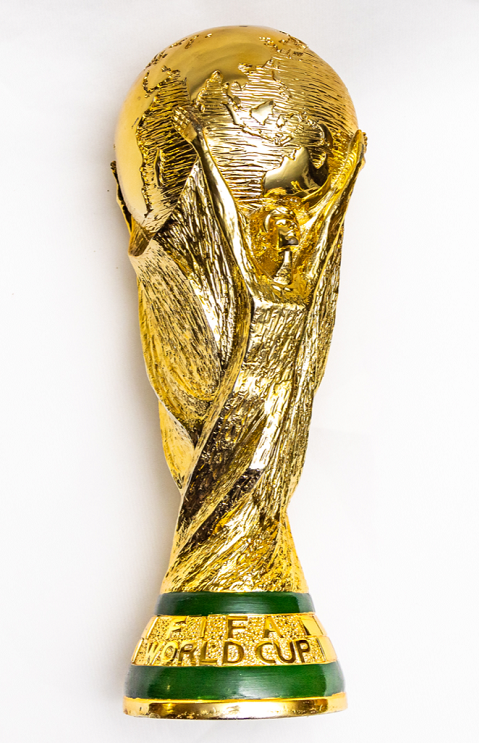 国足如何勇夺世界杯?踢不过没关系,咱买一个大力神杯!