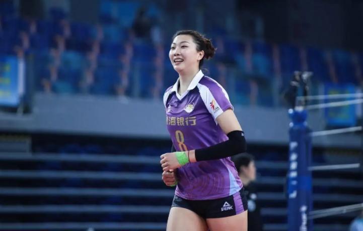 袁心玥亮相于天津女排全家福集齐小半个国家队欲争队史第15冠