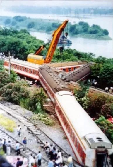 导致本务机车df4d-0293号车以及机后第1至第12位车厢脱轨(其中部分