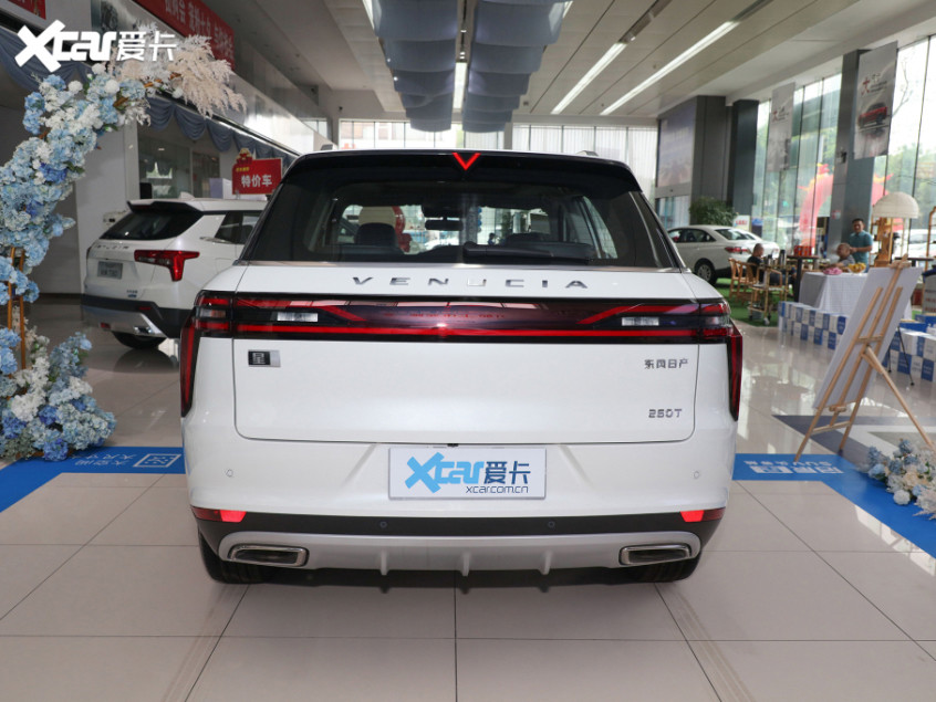 外观方面,新款启辰星延续了老款车型的设计,配备多边形的前进气格栅