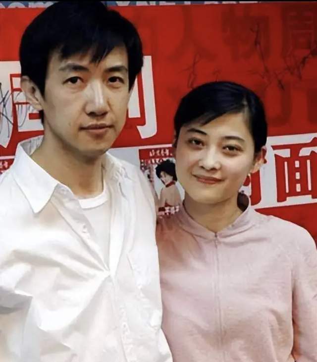 53岁梅婷前夫鄢颇曝近照,与女儿互动温馨有爱,妻子李呈媛未露面
