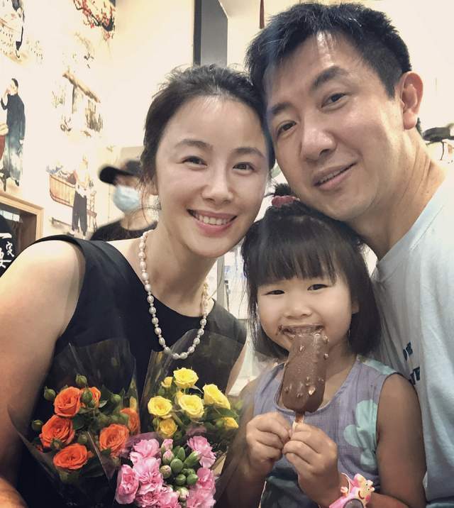53岁梅婷前夫鄢颇曝近照,与女儿互动温馨有爱,妻子李呈媛未露面