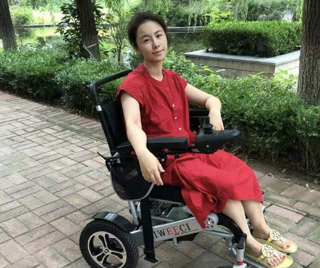 53岁梅婷前夫鄢颇曝近照,与女儿互动温馨有爱,妻子李呈媛未露面_腾讯