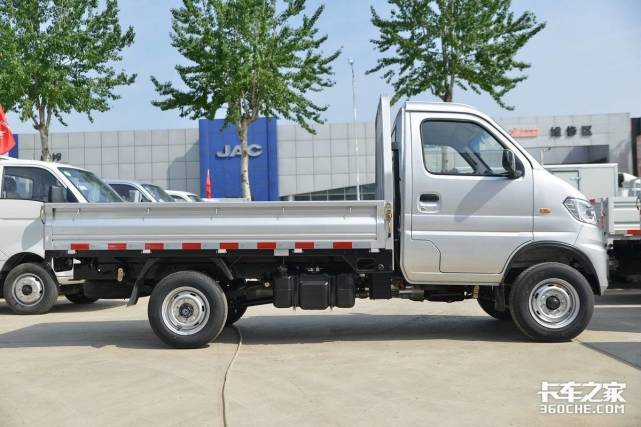 2吨货,91马力东风小霸王w08小卡不到4万元