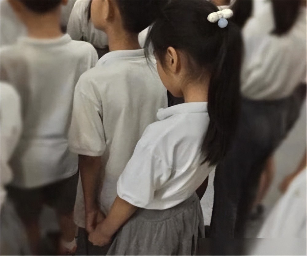 女生小学生亲吻图片