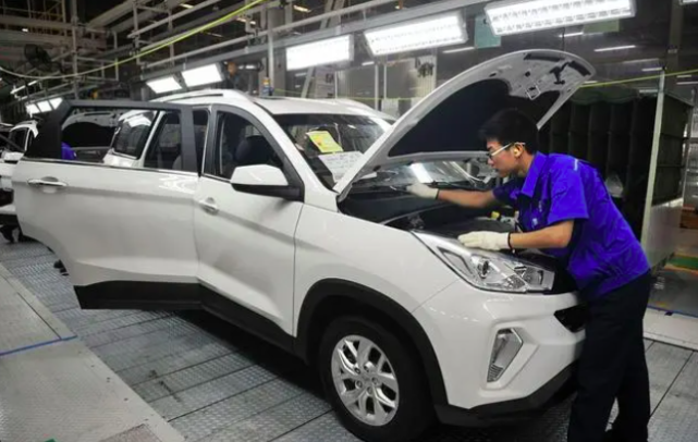 五菱海外首款混动车型!almaz hybrid印尼上市,约22万人民币