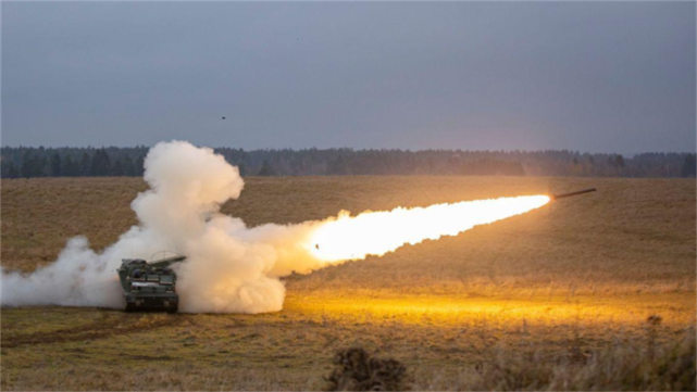 大型子母弹砸进俄阵地猛烈爆炸,数百动员兵死伤,现场堪比地狱