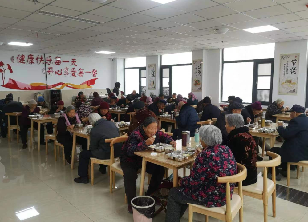 米,内设医养床位26张,日间照料床位21张以及助老餐厅,理发室,洗衣房