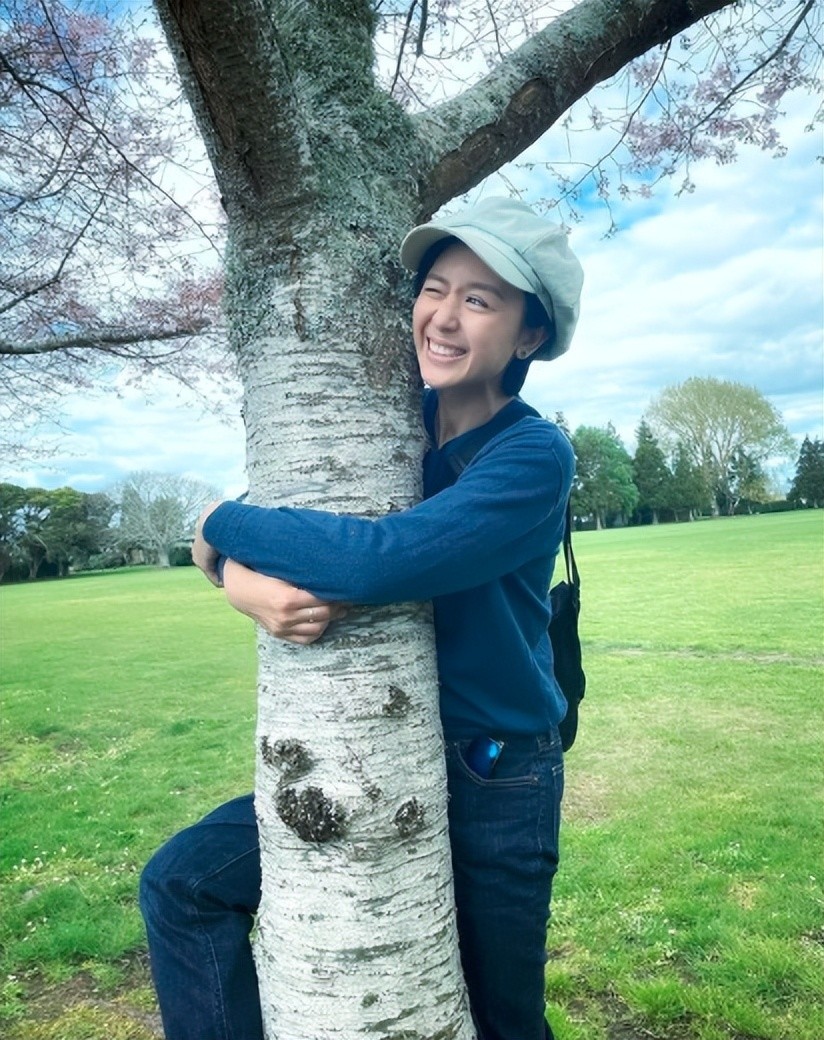 照片中,唐宁穿着蓝色上衣,下搭同色牛仔裤