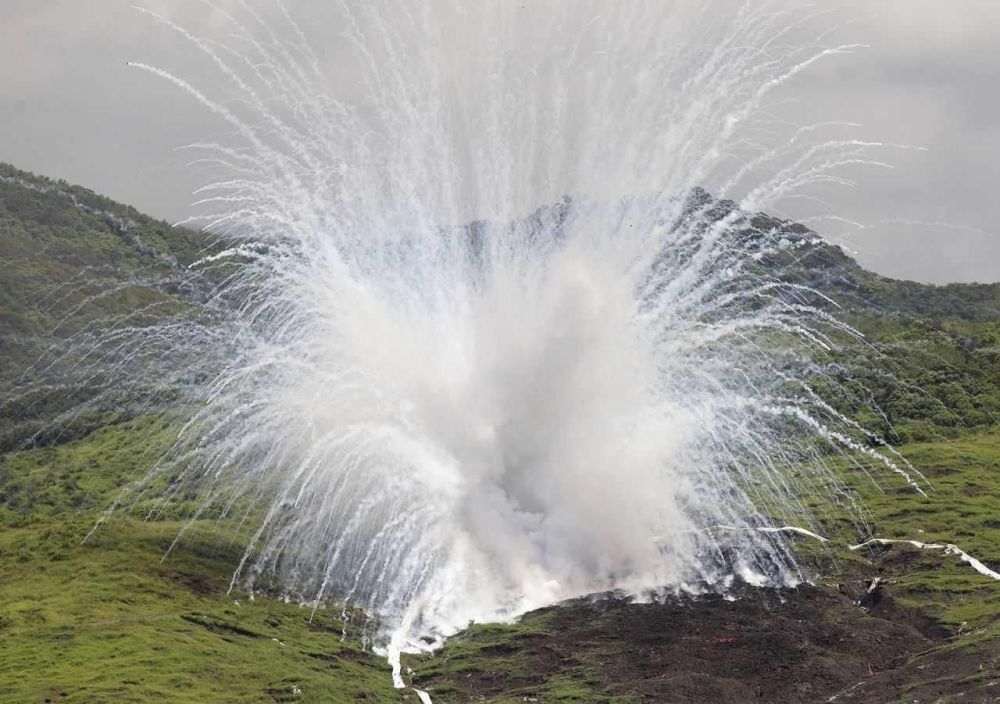 乌军拍下毁灭一幕俄军数十枚集束燃烧弹猛轰覆盖整个乌军阵地