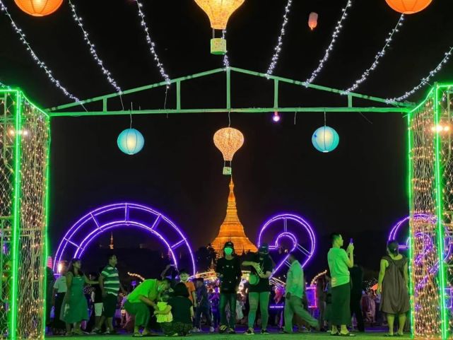 缅甸德稍勐月圆夜当天,仰光人民广场举行烟花表演_腾讯新闻