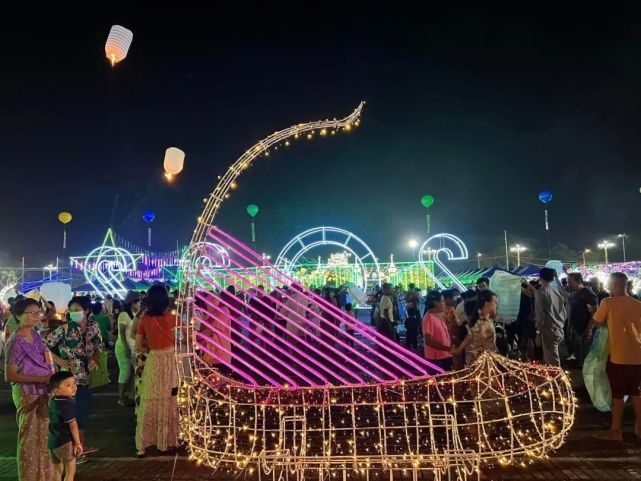 缅甸德稍勐月圆夜当天,仰光人民广场举行烟花表演