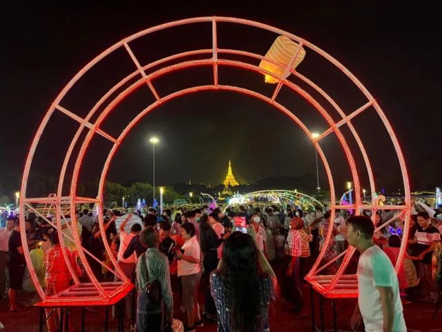 缅甸德稍勐月圆夜当天,仰光人民广场举行烟花表演_腾讯新闻