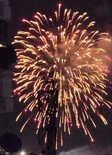 缅甸德稍勐月圆夜当天,仰光人民广场举行烟花表演