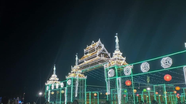 缅甸德稍勐月圆夜当天,仰光人民广场举行烟花表演