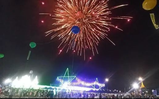 缅甸德稍勐月圆夜当天,仰光人民广场举行烟花表演_腾讯新闻