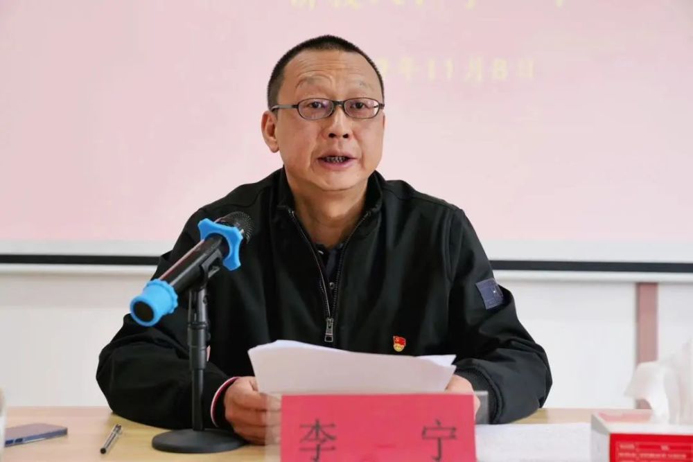 李宁到万溪冲社区讲乡村振兴专题党课