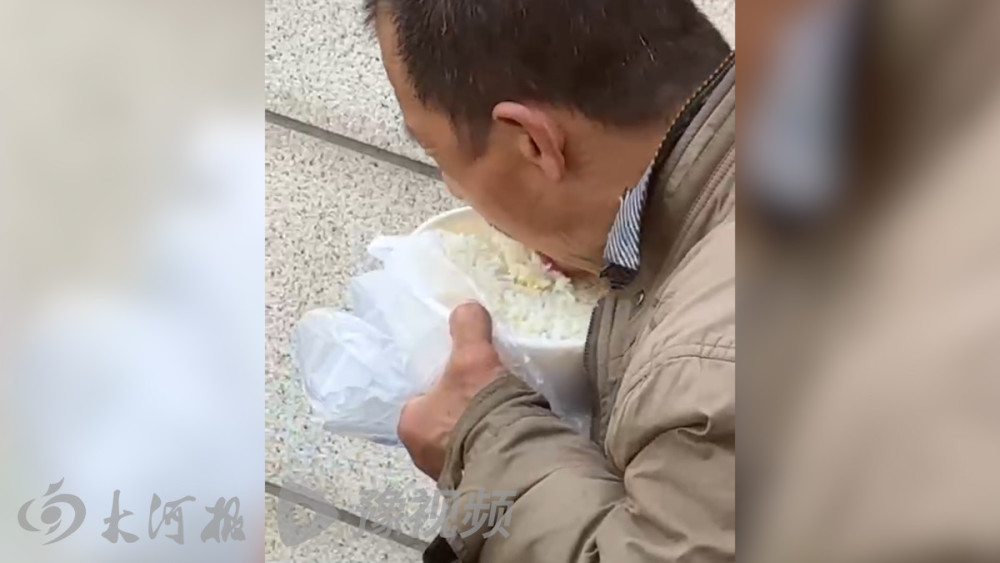 北京一外卖大哥干嚼米饭，擦塑料勺瞬间让人破防，路人：想请老哥吃顿饭曼彻斯特t3航站楼