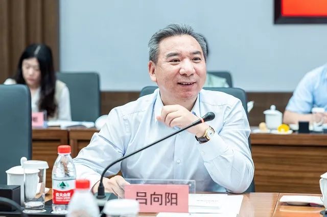 目前,吕向阳还是比亚迪股份有限公司副董事长兼非执行董事.