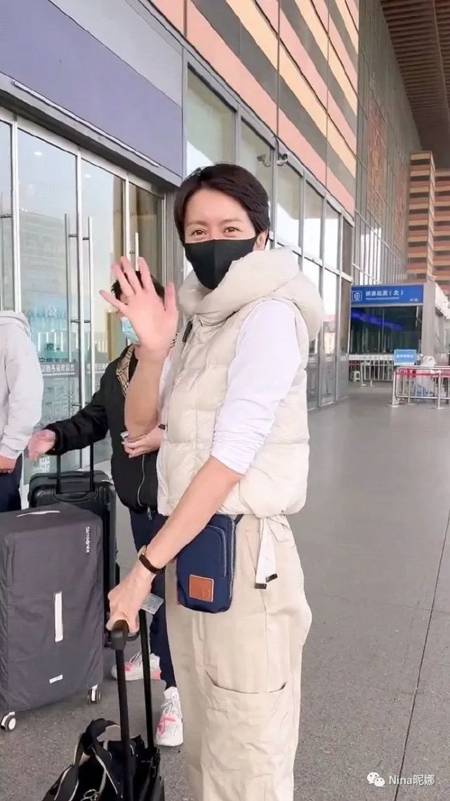 梁咏琪坐高铁上班!穿卫衣站台上俏皮卖萌,获大批粉丝接送人气高