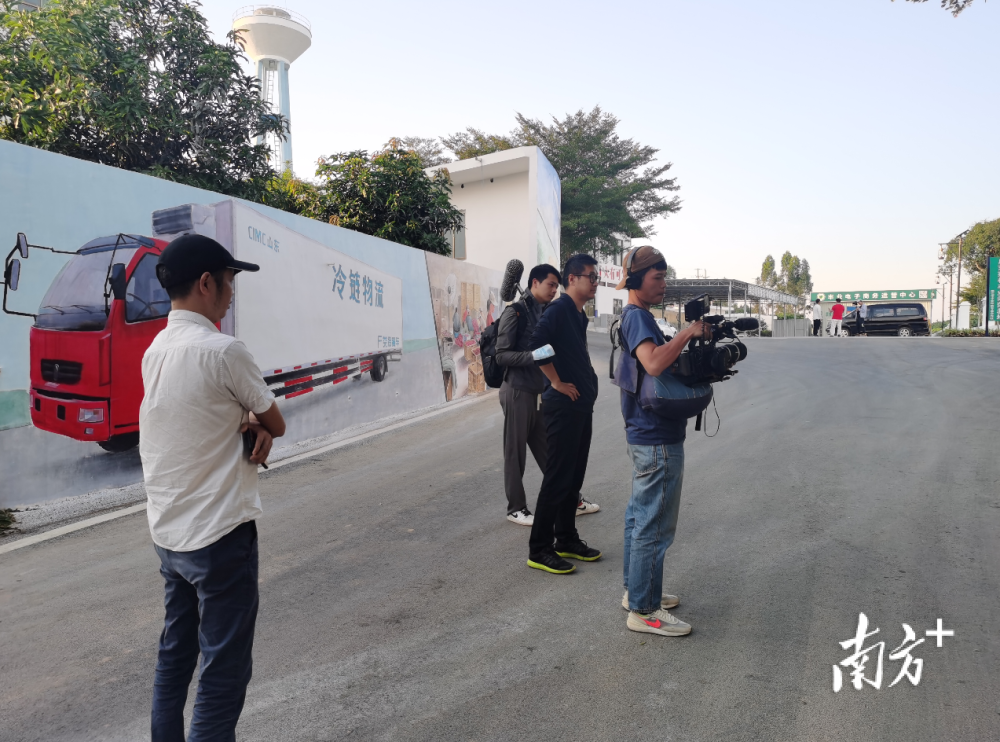 据悉,央视本次拍摄以"网红画师"温康龙为切入点,讲述廉江雅塘镇大人岭