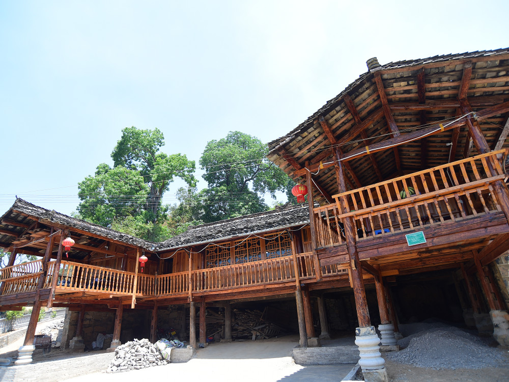 全村有116户129间保存完好的干栏式壮族民居,其中,已公布历史建筑有6