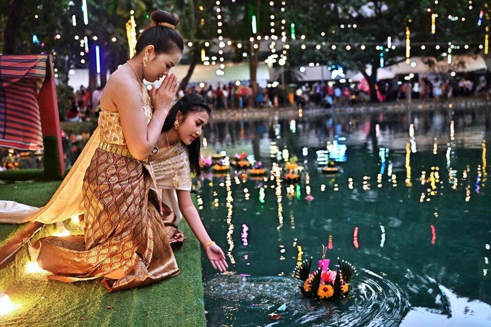 (外代一线)泰国曼谷民众庆祝水灯节_腾讯新闻