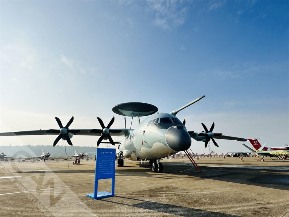 空警500a在阳光的照射下熠熠生辉(摄影:把炜)_腾讯新闻