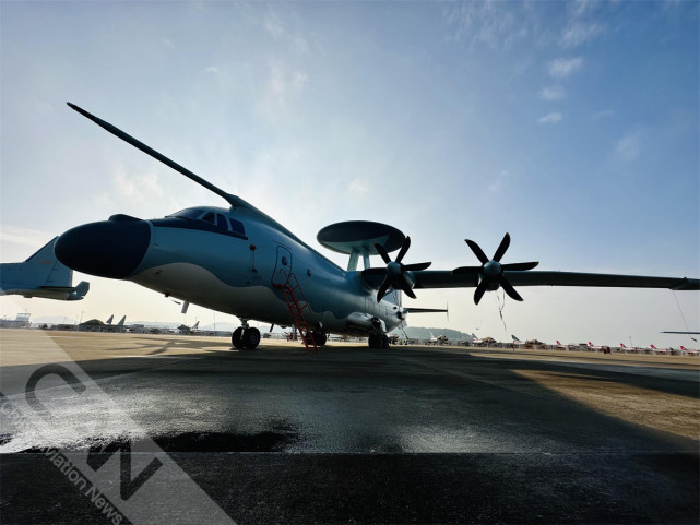 空警500a在阳光的照射下熠熠生辉(摄影:把炜)-腾讯新闻