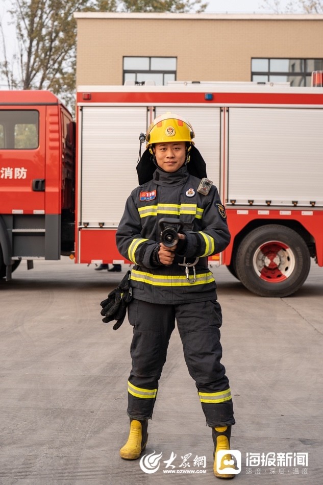 "蓝朋友"天团激情走秀 消防员这7种"皮肤"和装备你都见过吗?_腾讯新闻