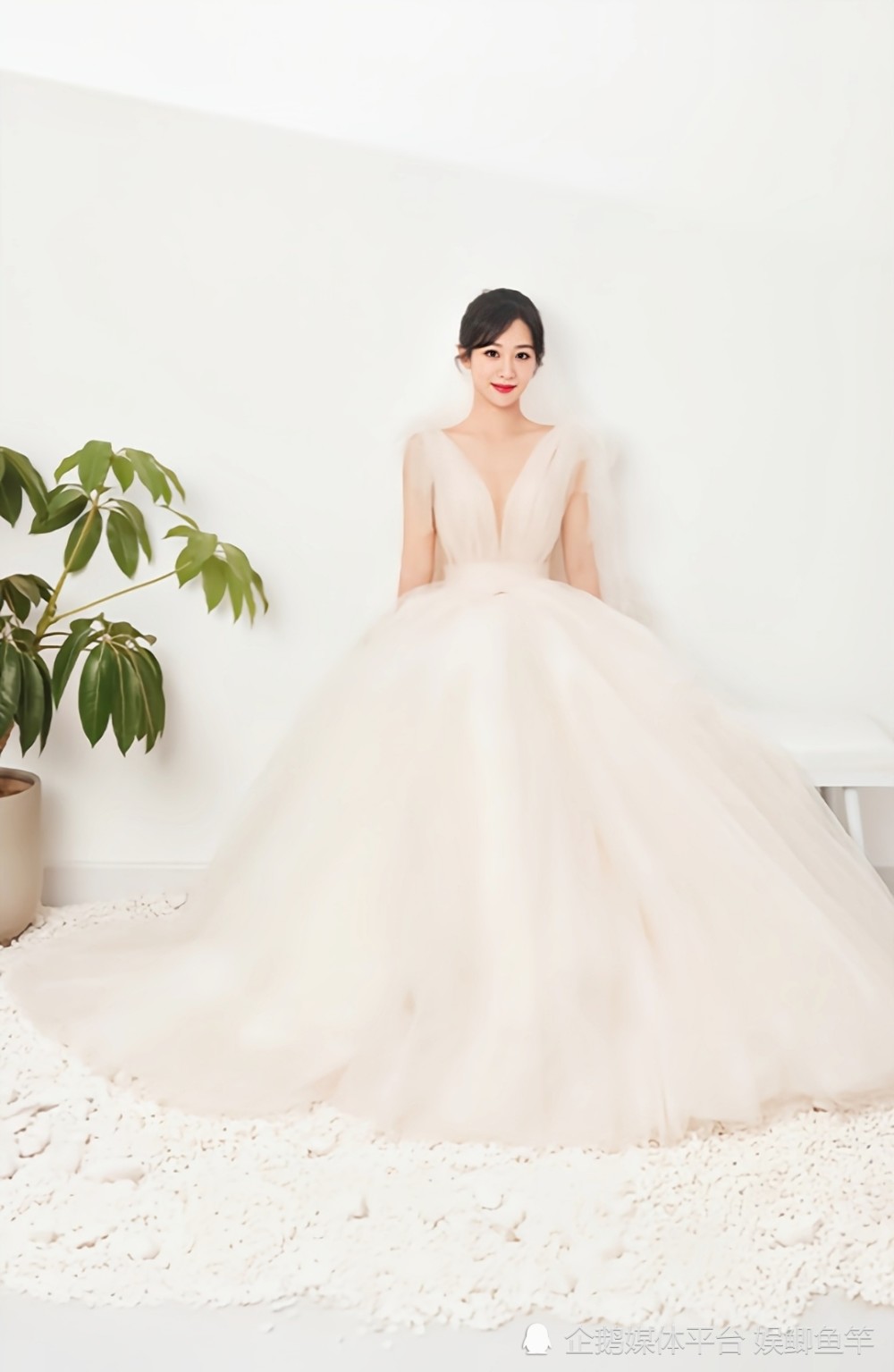 30岁杨紫身披嫁衣,头戴着皇冠漫步花海,这是去参加婚礼了吗?_腾讯新闻