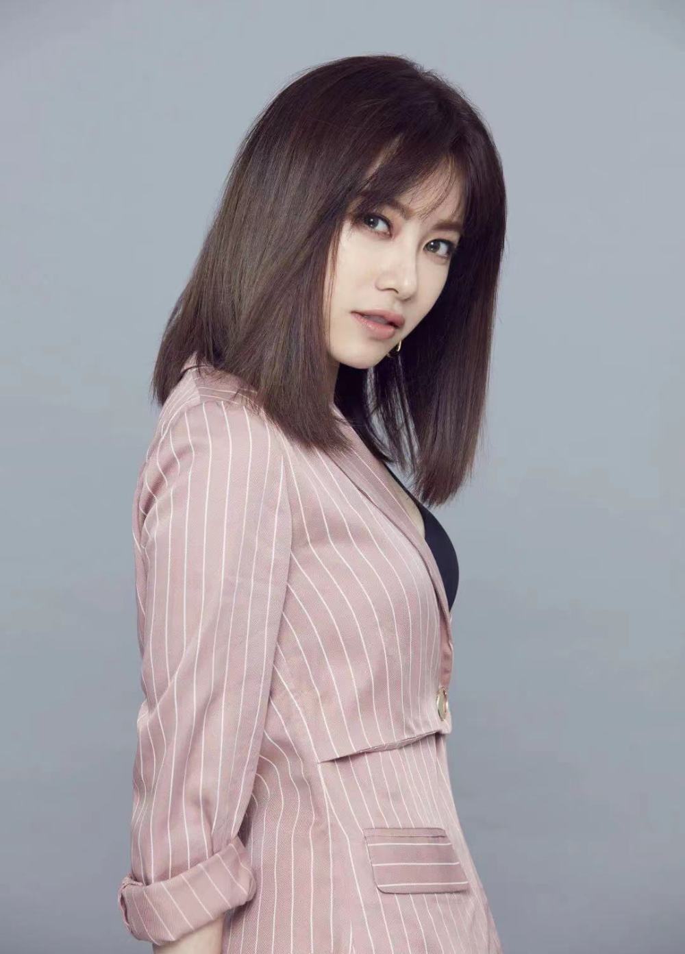 《我是女生》《水晶》《分飞》《向前冲》等系列经典作品的徐怀钰,被