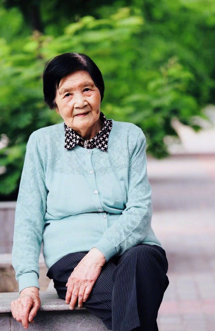魏晨晒奶奶旧照宣布奶奶去世，享年99岁，伤心悼念：我永远爱您