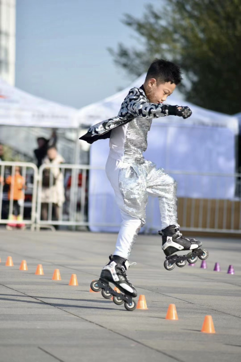 重庆轮滑少年网上走红 曾两获全国冠军 想"滑"出中国_腾讯新闻