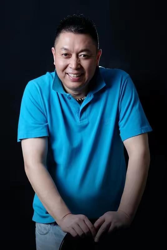 王为念与好友聚餐,一起拍视频好欢乐,63岁满头黑发身形发福