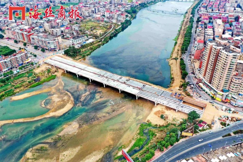 当天,记者来到洪濑大桥施工现场,只见一片30米长的箱梁在拖车的运送下