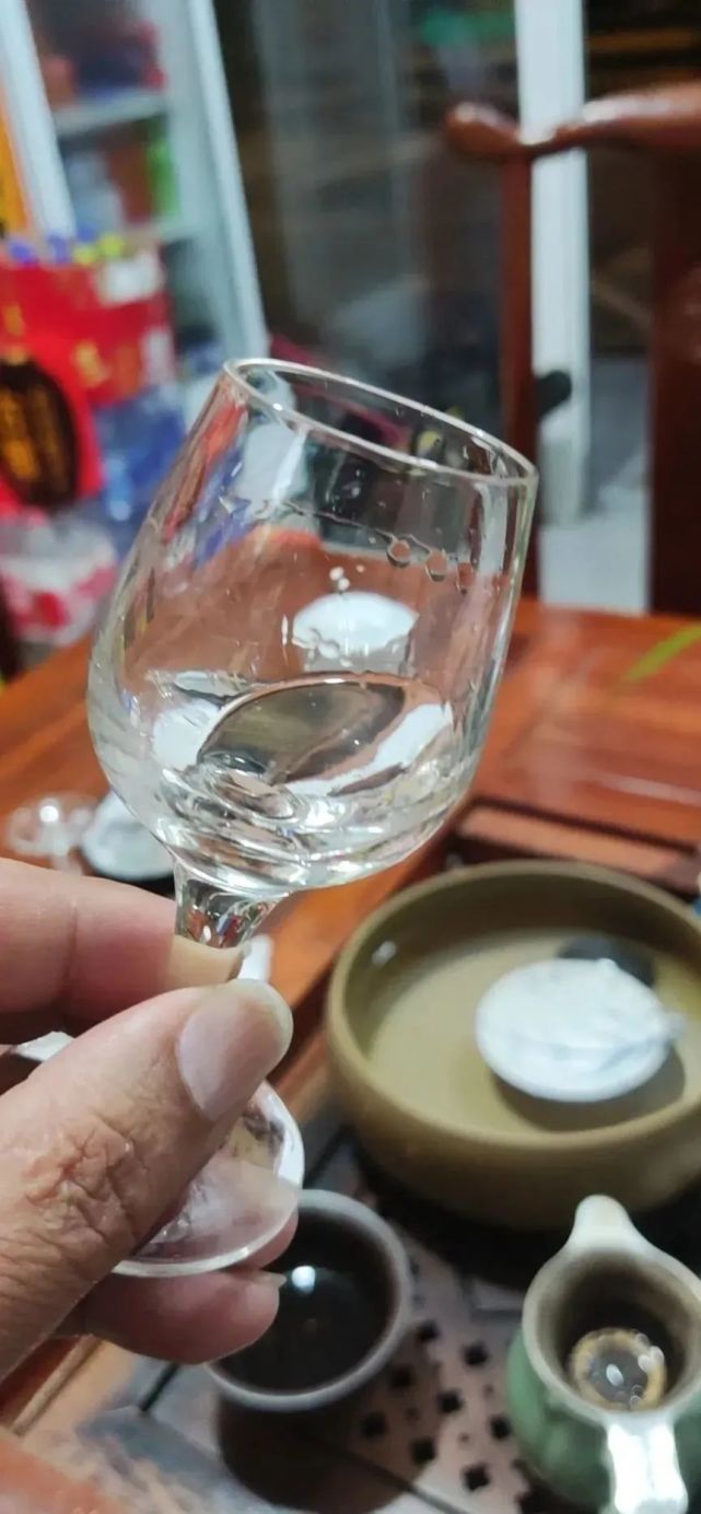 一个人若是不会喝点酒,终归是少了些人间烟火气!