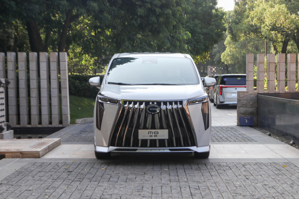 在尺寸上面较比之前的广汽传祺m8有所增加,而且前脸也更换了更加粗壮