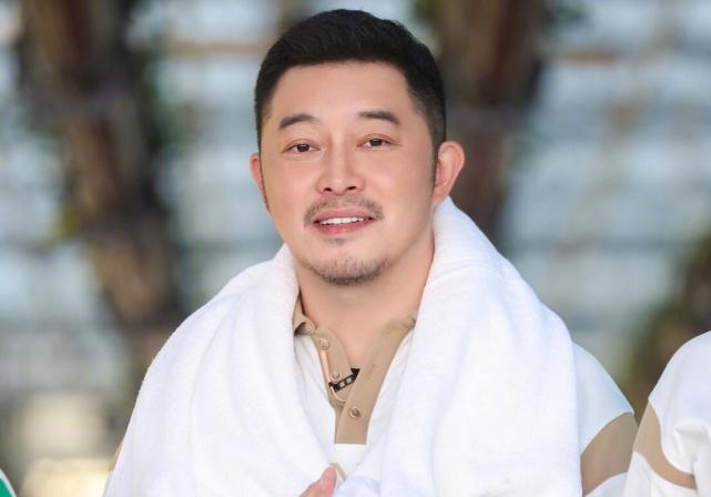 沙溢的"站不起来",张佳宁的"飞不起来",让《跑男》首播封神