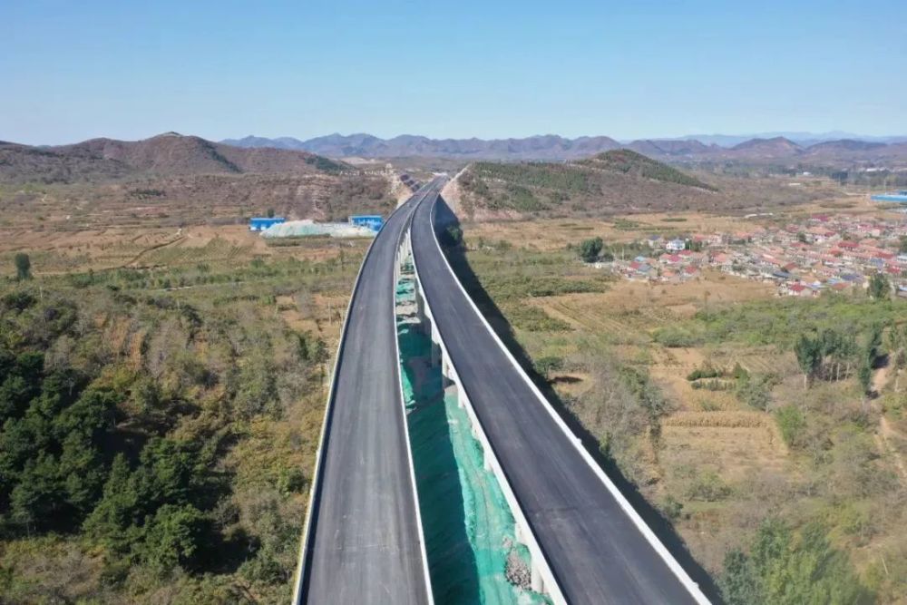 预计年内通车京秦高速公路迁安段开始铺设路面