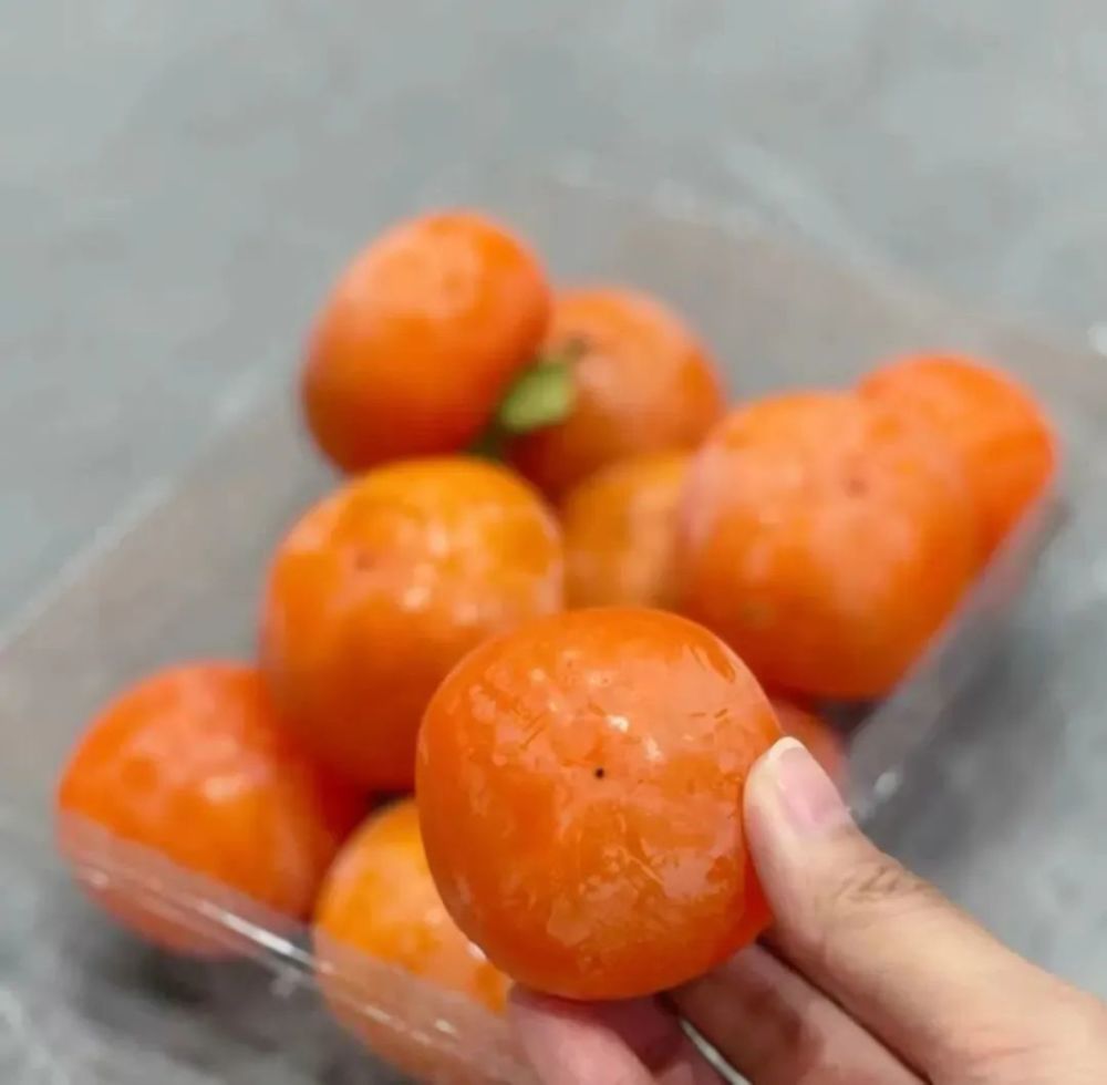 meishi个大饱满奶油柿子meishi在秋令水果中,柿子让很多人爱不释口.