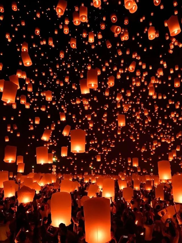 时隔三年,清迈水灯节全面回归!你想念塔佩门了吗?