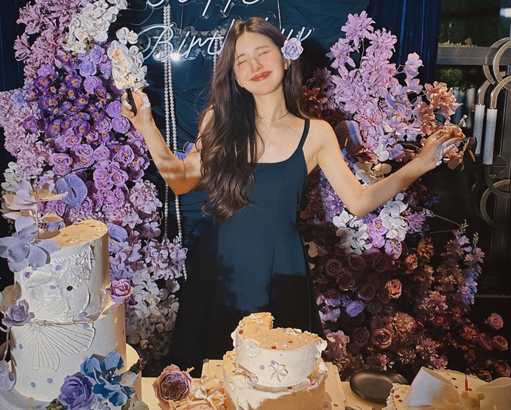 赵露思晒24岁庆生照,穿黑色吊带秀香肩锁骨,准备了4个生日蛋糕_腾讯